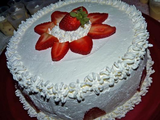 Decoração de Festa Simples bolo branco com flor de morangos