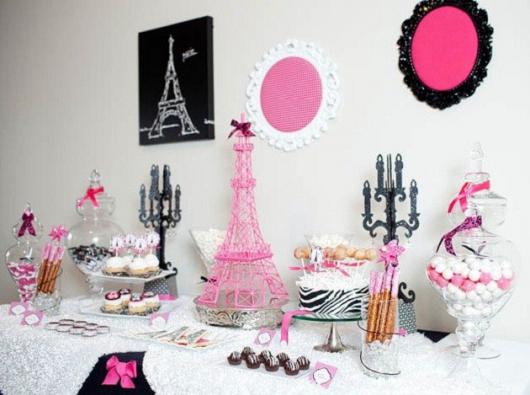Decoração de Festa Simples Paris com quadros