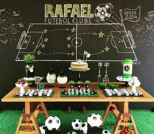Decoração de Festa Simples futebol com painel preto
