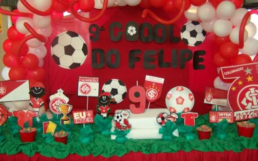 Decoração de Festa Simples futebol verde vermelha preta e branca com apliques de EVA
