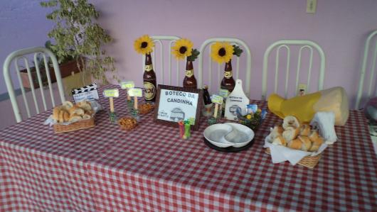 Decoração de Festa Simples boteco mesa decorada com garrafas com flores