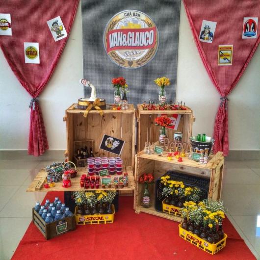 Decoração simples de aniversário com caixotes no tema boteco