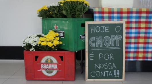 Decoração simples de aniversário com caixa de cerveja