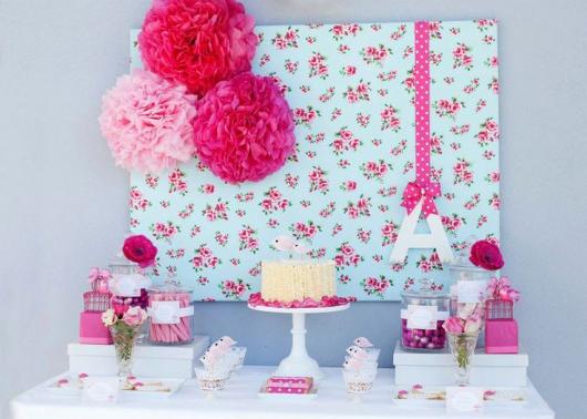 Decoração simples de aniversário com flores de papel