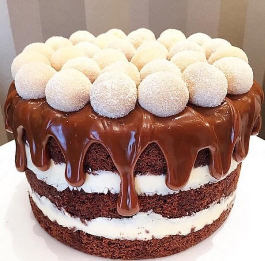 Decoração simples de aniversário com bolo decorado com beijinho e brigadeiro