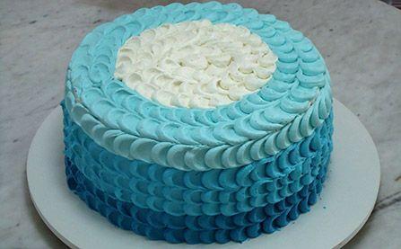 Decoração simples de aniversário com bolo de vários tons de azul
