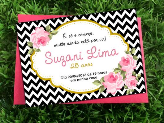 Convite simples com envelope rosa e detalhes em preto 