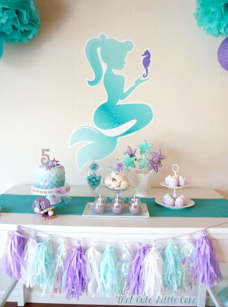 Decoração simples de aniversário com sereia na parede