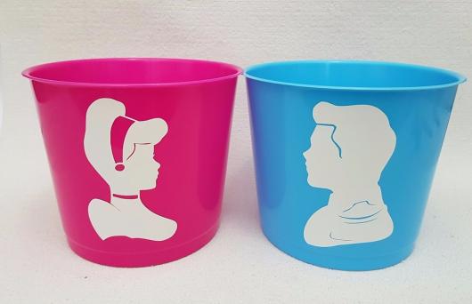 Lembrancinhas da Festa Cinderela balde de pipoca com a sombra dos personagens