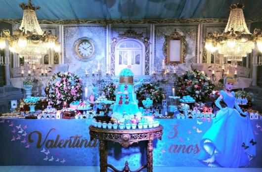 Festa Cinderela Luxo com iluminação azul e painel 3D