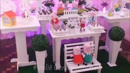 Decoração Festa Peppa Pig com os personagens feitos em feltro sentados no banquinho