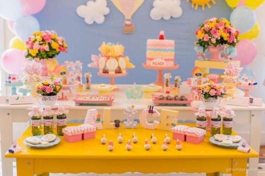 Decoração Festa Peppa Pig com mesa provençal amarela