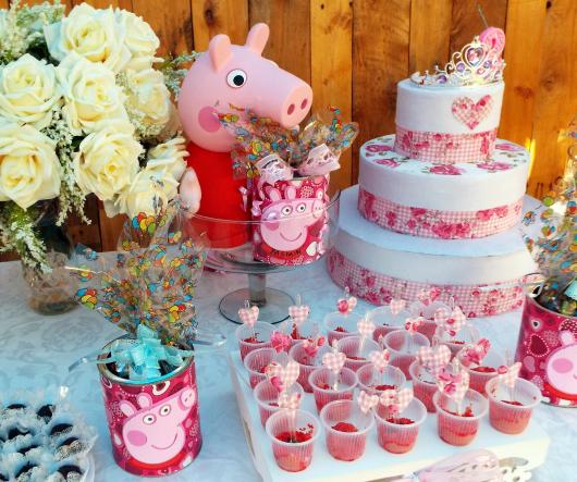 Decoração Festa Peppa Pig com copinhos de doces personalizados com o tema