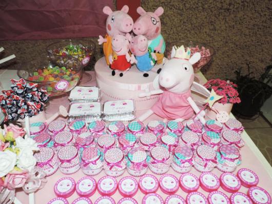 Decoração Festa Peppa Pig Princesa com os personalizados que serão destribuídos