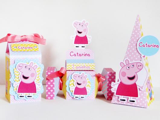 Lembrancinhas da Festa Peppa Pig com caixinhas de doces e personalizados