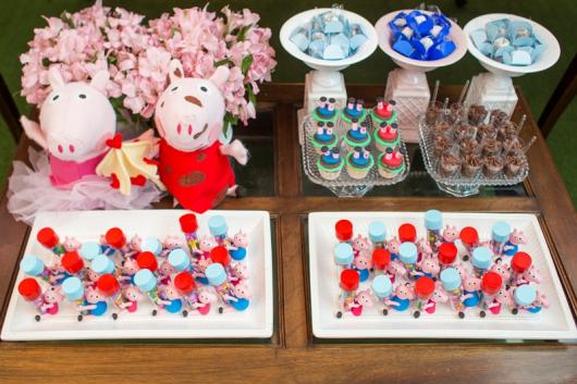 Decoração Festa Peppa Pig Princesa com doces personalizados decorando
