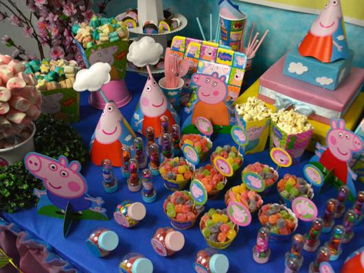 Decoração Festa Peppa Pig com com doces e displays de mesa
