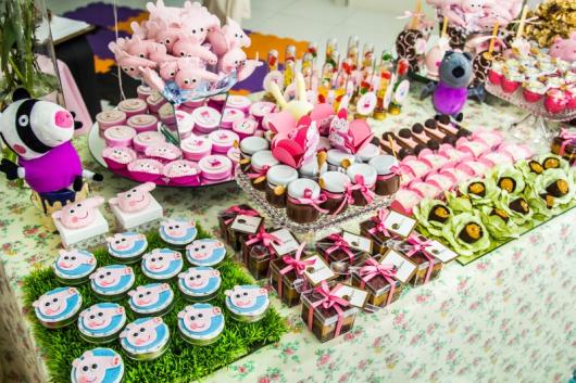 Decoração Festa Peppa Pig com doces variados