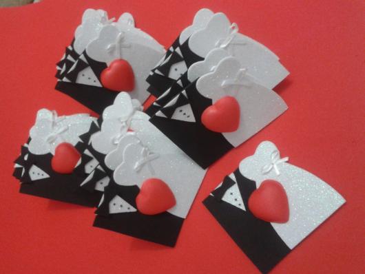 Lembrancinha de Casamento Simples de EVA com casal e coração vermelho