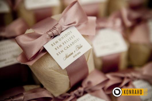 Lembrancinha de Casamento Simples com doces bem casados 