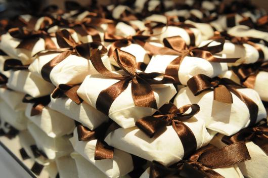 Lembrancinha de Casamento Simples com doces embalados 