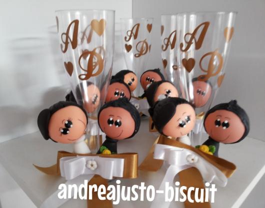 Lembrancinha de Casamento Simples de Acrílico com taça e apliques de biscuit