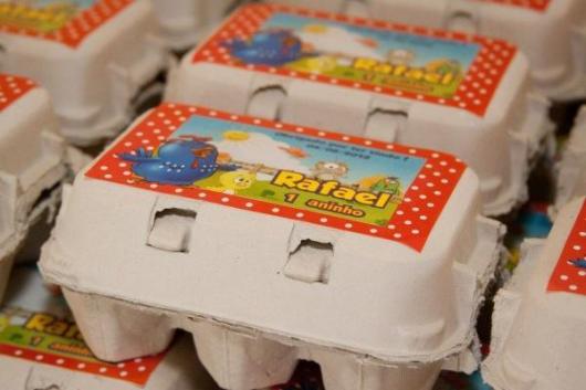 Lembrancinhas da Galinha Pintadinha com caixinha de ovos doces