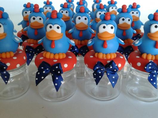 Lembrancinhas da Galinha Pintadinha vidros de papinha decorados com biscuit