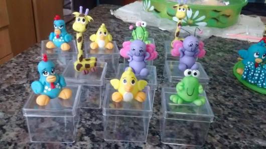 Lembrancinhas da Galinha Pintadinha com todos os personagens em biscuit na caixinha de acrílico