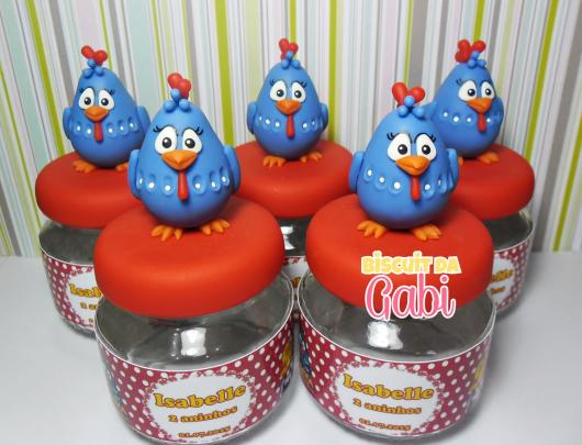 Lembrancinhas da Galinha Pintadinha com biscuit na tampa e rótulo personalizado