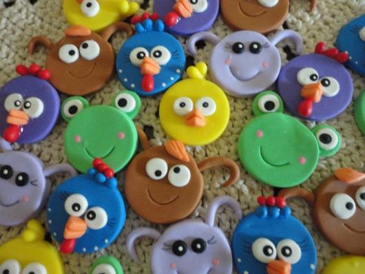 Lembrancinhas da Galinha Pintadinha latinhas decoradas com biscuit