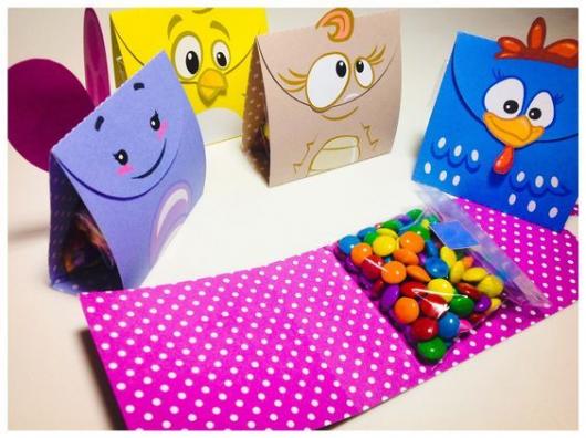 Lembrancinhas da Galinha Pintadinha pacotinho de doces dos personagens