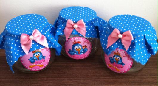 Lembrancinhas da Galinha Pintadinha potinhos de doces com tampas revestidas de tecido azul