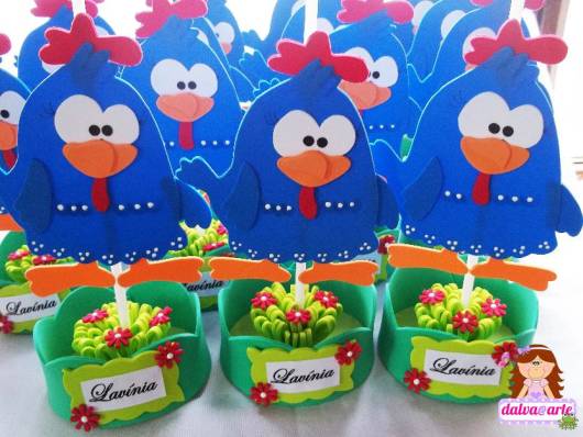 Lembrancinhas da Galinha Pintadinha centro de mesa de EVA com flores