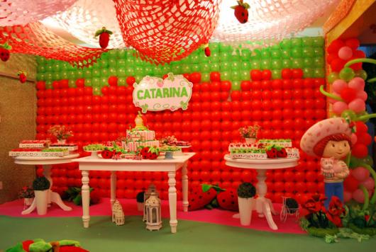 Painel de Festa Infantil Moranguinho de balões formando um morango
