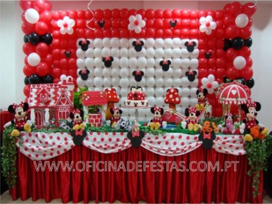 Painel de Festa Infantil da Minnie Vermelha de balões brancos, vermelhos e pretos