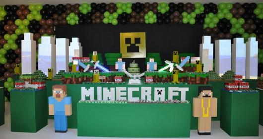Painel de Festa Infantil MineCraft com fundo preto e detalhes verdes