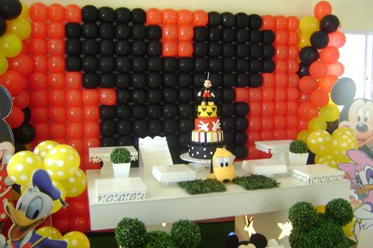 Painel de Festa Infantil Mickey de balões formando o rosto do personagem