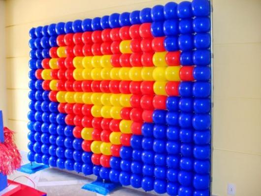 Painel de Festa Adulto de balões com símbolo do Super Homem