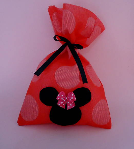 Saquinhos para Lembrancinhas de TNT com detalhes da Minnie