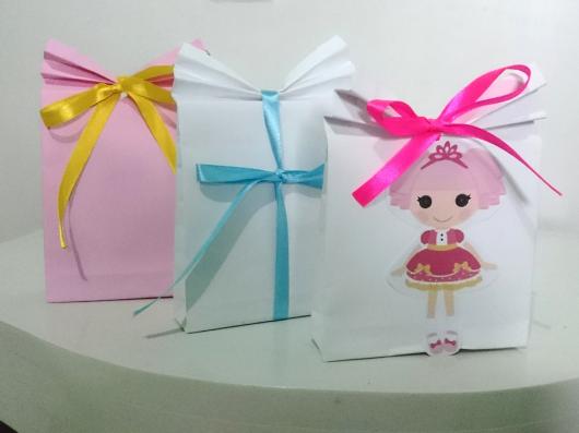 Saquinhos para Lembrancinhas de papel com personagem e laços coloridos