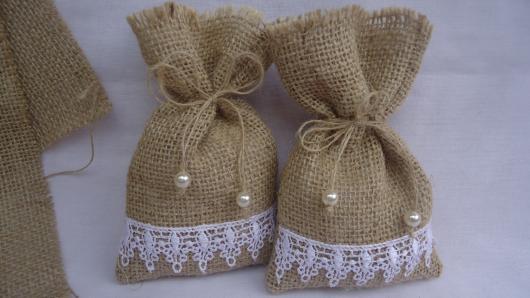 Saquinhos para Lembrancinhas de juta com renda e pérola