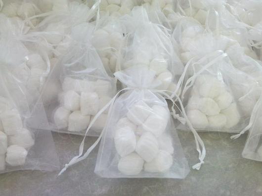 Saquinhos para Lembrancinhas de balas de tule e bala de coco