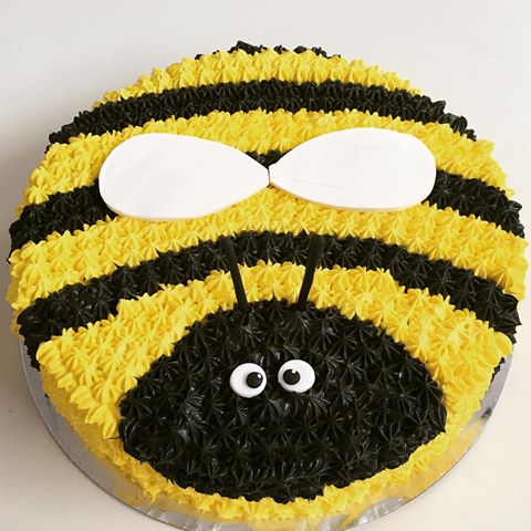 Bolo da Abelhinha de chantilly em formato de abelha