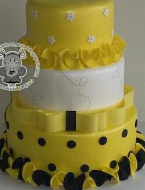 Bolo da Abelhinha fake amarelo claro, branco e preto