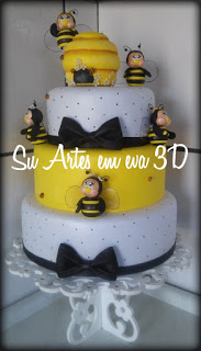 Bolo da Abelhinha fake com topo de bolo de colmeia