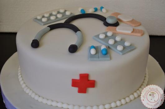 Bolo de Formatura Enfermagem com cartelas de medicamentos e estetoscópio