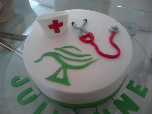 Bolo de Formatura Enfermagem com símbolo da profissão