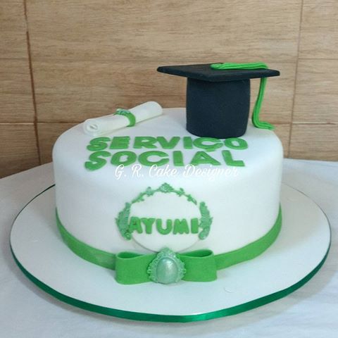 Bolo de Formatura Serviço Social branco e verde com diploma