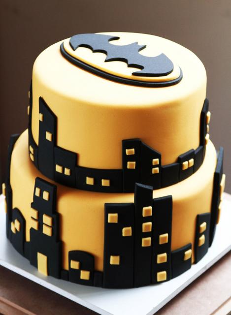 Bolo do Batman de Pasta Americana com prédios pretos